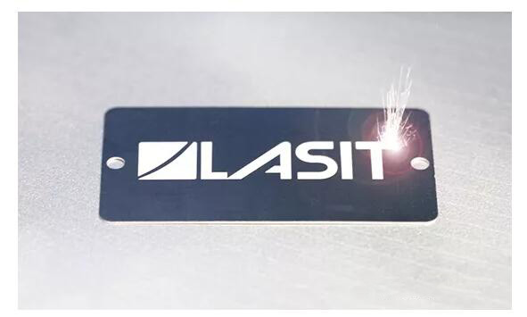 激光打標(biāo)示意圖，材料表面粗糙度的變化，形成永久性標(biāo)記